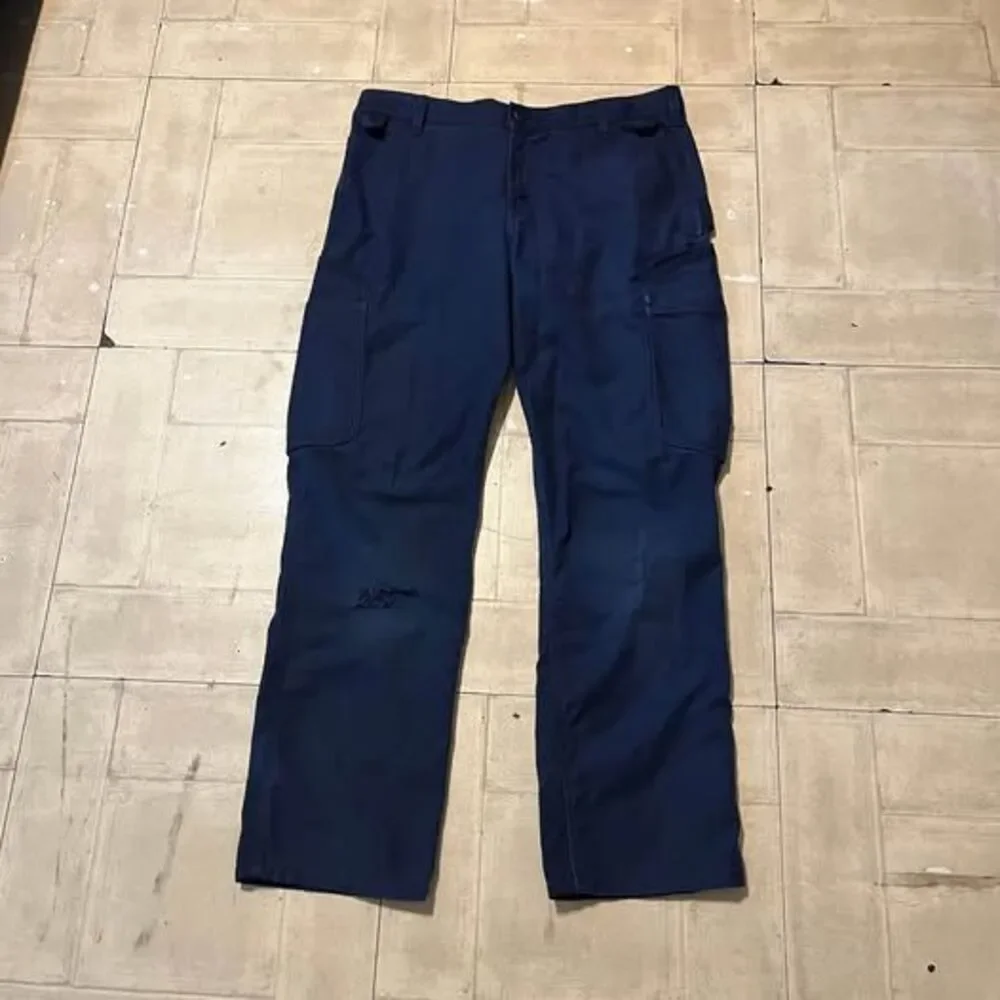 Carhartt navy cargo pants size 10 short fit and a white inner lining (35x30)